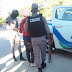Policía apresa uno de dos individuos que provocaron herida de bala a otro en Barahona.