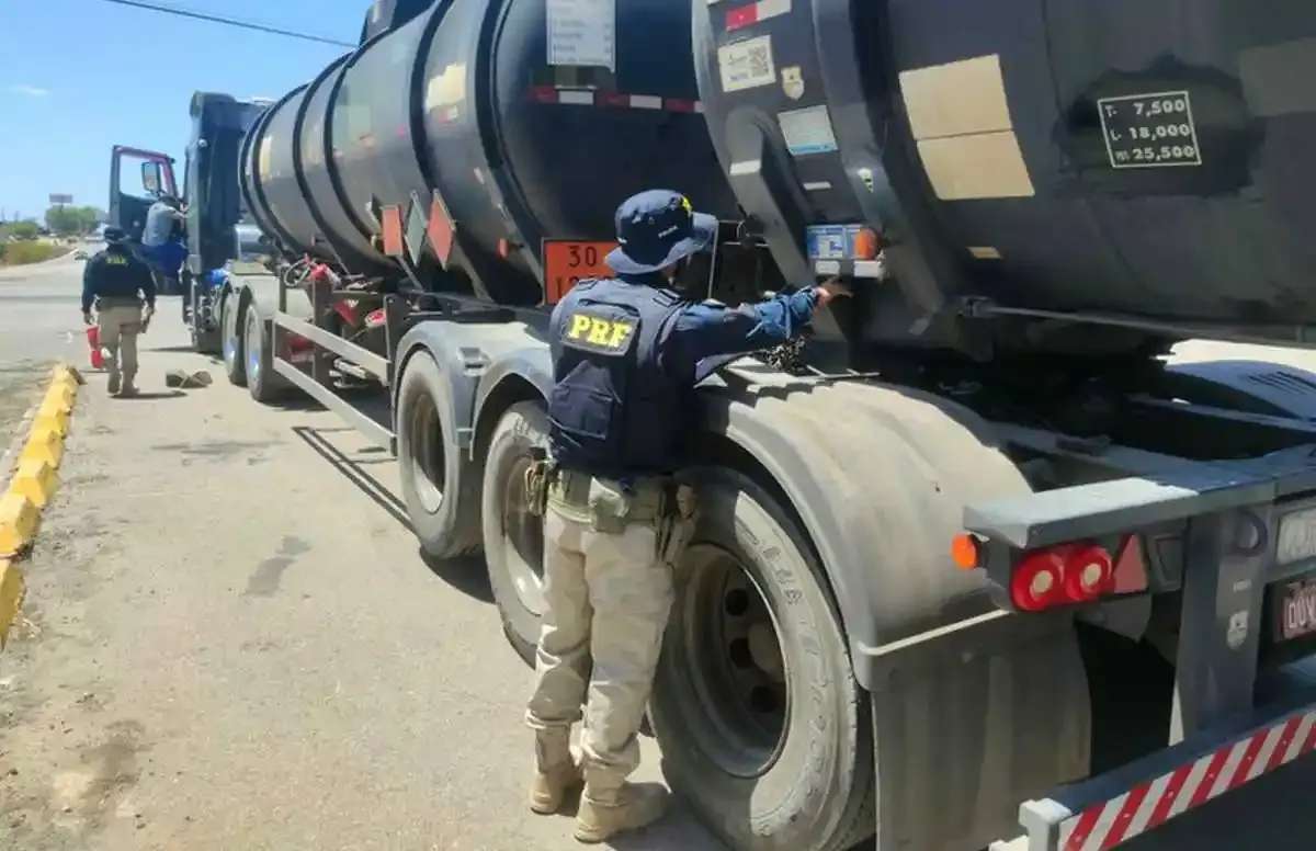 Agentes da PRF fiscalizando bitrem tanque em Pernambuco
