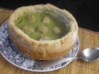 Sopa de verduras en pan