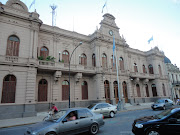 Verdaderos monumentos estos edificios: el Palacio Municipal y la Iglesia .