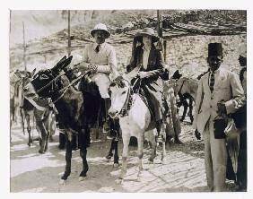 Lady Ribblesdale y el Sr. Stephen Vlasto llegan en burros a la Tumba de Tutankamón, Valle de los - Harry Burton