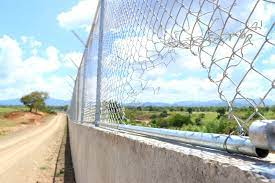 Desconocidos rompen malla ciclónica de verja perimetral en la frontera de Dajabón