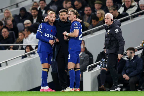 Mauricio Pochettino with Mykhaylo Mudryk and Conor Gallagher of Chelsea