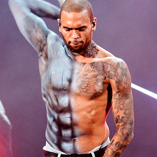 Chris Brown sensualizando e mostrando o corpo sem camisa em show