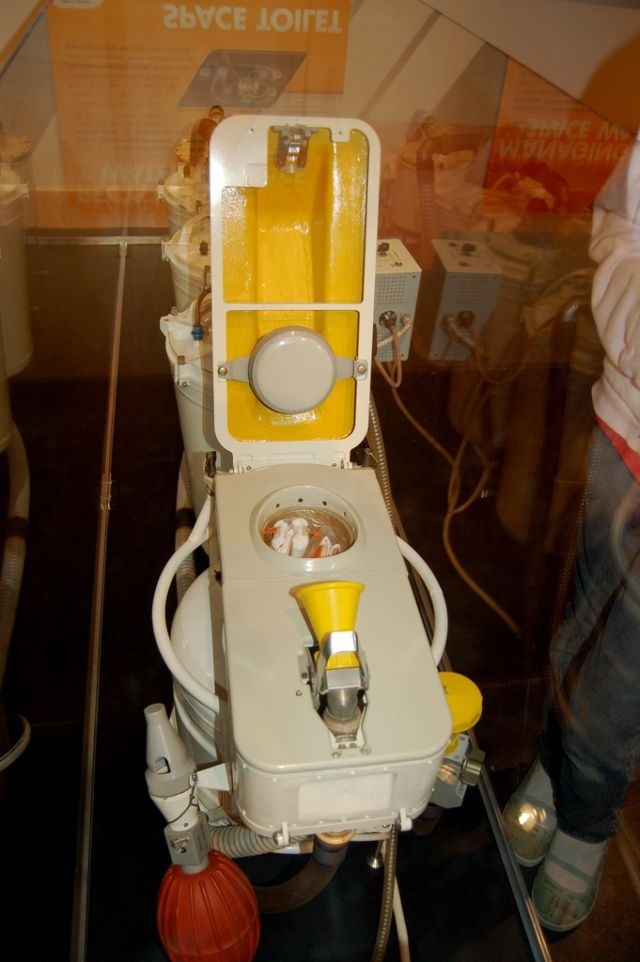 Toilet_of_International_Space_Station__3