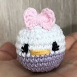 http://www.losproductosderucas.com/2017/04/patron-amigurumi-mini-daisy-duck.html