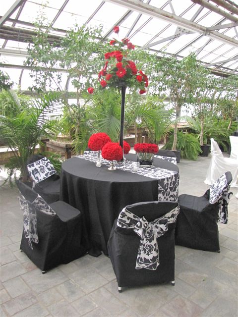  black vase red roses filled the clear square and red carnation balls 