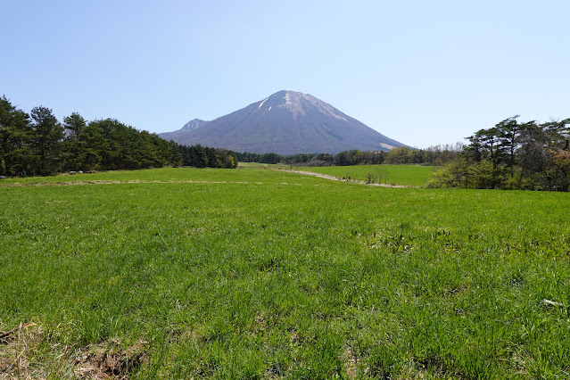 鳥取県西伯郡伯耆町丸山 牧草地の農道からの眺め