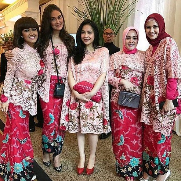 Rekomendasi Model  Kebaya  Muslim  Modern  Terbaru Edisi 2019