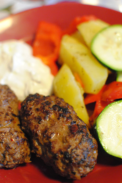 cevapcici, recept, kryddiga biffar, blogg, mat, klyftpotatis, yoghurt, påsk, middag, huvudrätt