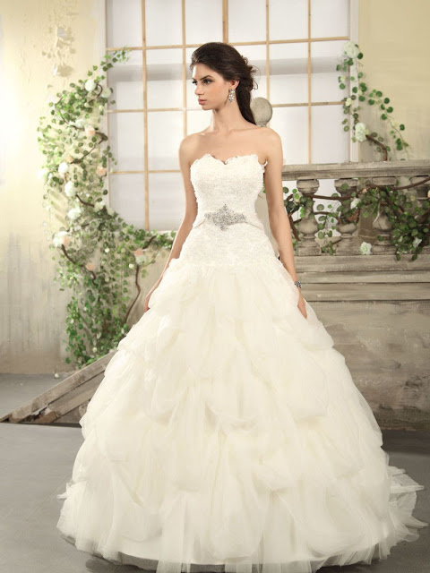 enchanting-organza-ball-gown-natural-waist-tulle-strapless-chapel-wedding-dress