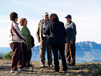 Petant la xerrada sota la vista de Montserrat