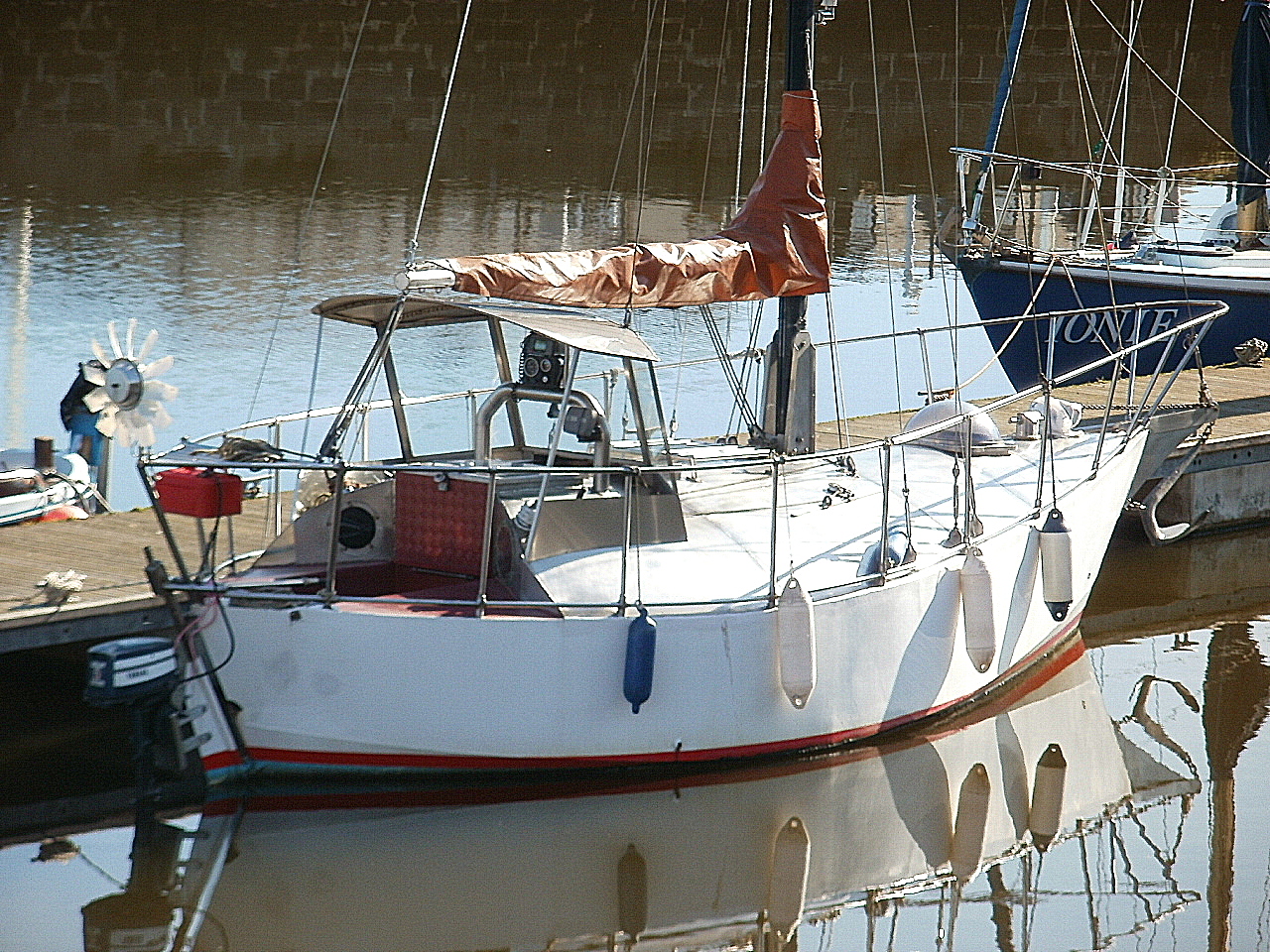 Small steel yacht no name design unknown ?