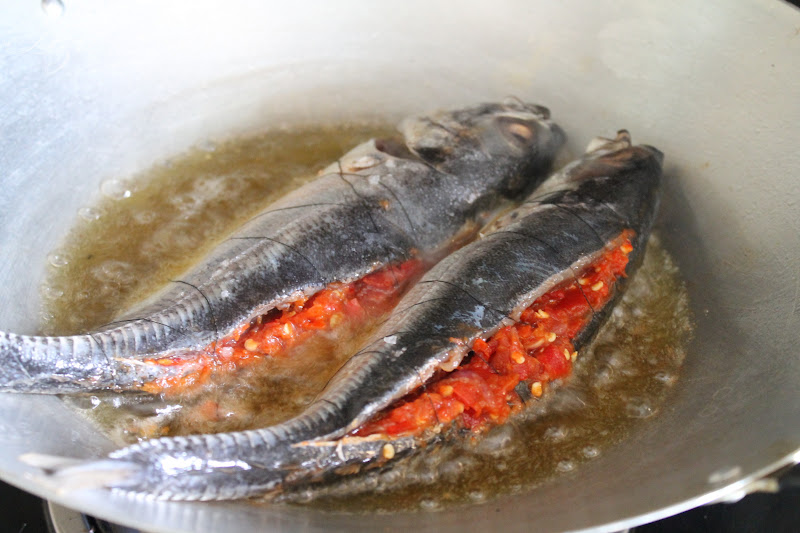 Ikan Cencaru Sumbat Sambal - Azie Kitchen