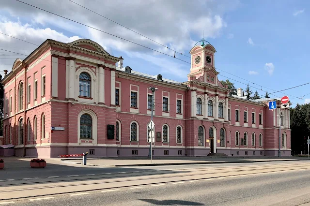 Тимирязевская улица, Тимирязевская академия, главный административный корпус – бывший дворец усадьбы Петровско-Разумовское (построен в 1865 году, архитектор Николай Бенуа). Здание имеет редкие выпуклые стекла в окнах | Timiryazevskaya Street, Timiryazev Academy, the main administrative building – the former palace of the Petrovsko-Razumovskoye estate (built in 1865, architect Nikolai Benois). The building has rare convex glass in the windows