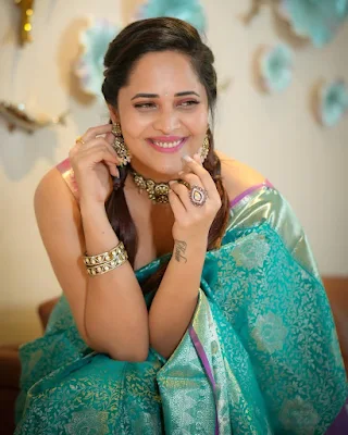 Anasuya bharadwaj beautiful looks in traditional saree Pics