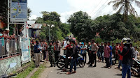 Minta Tunda Pemilihan BPD, Puluhan Masyarakat Gelar Demo Depan Kantor Desa
