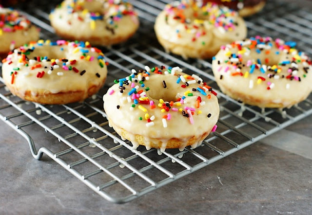  merely choose grip of yourself a donut baking pan as well as follow these elementary steps on  How to Make Baked Donuts
