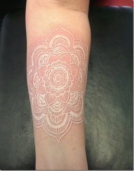 lencre_blanche_mandala_de_tatouage