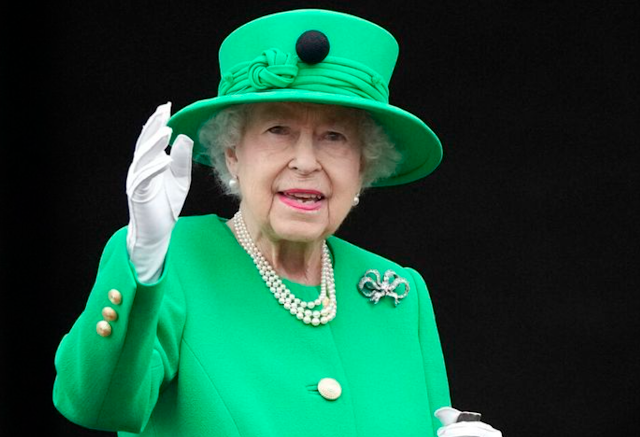 "Queen Elizabeth II passed away at the age of 96 on Thursday (8/9/2022). In this photo, Queen Elizabeth II waves to the crowd during the Platinum Jubilee Pageant celebration at Buckingham Palace, London, on Sunday (5/6/2022). (AP PHOTO/FRANK AUGSTEIN)"