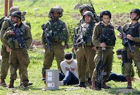 Soldados israleenses prendem e vedam olhos de menino palestino 