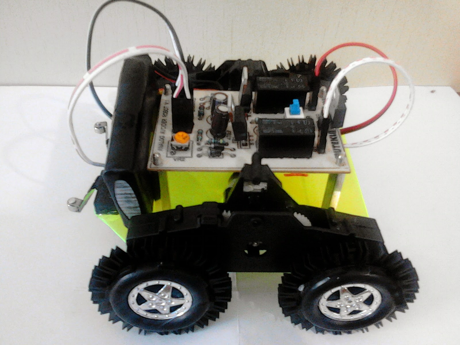 Membuat Robot Sederhana dari Barang Bekas – Les Privat Surabaya