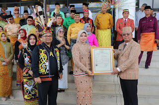 Pemerintah Provinsi Kalimantan Barat menggelar Upacara Peringatan Hari Jadi ke-67 di halaman Kantor Gubernur Kalimantan Barat, Jalan Ahmad Yani Pontianak. (Adpim Pemprov Kalbar/Borneotribun)