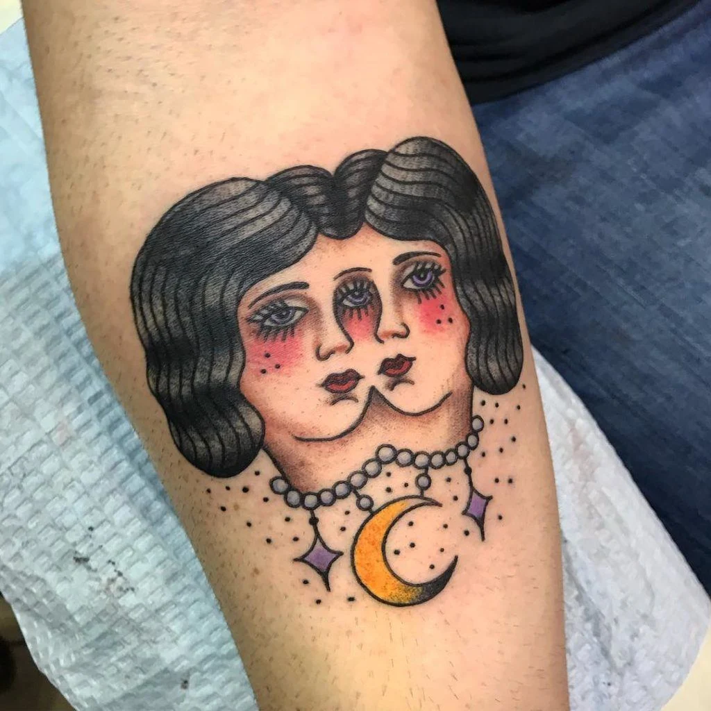 Tatuajes de hermanas siamesas