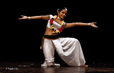 Posted by Ripple (VJ) : Dance Performance by Sri lankan folk dancers @ Kamani, Delhi : Lovely Eyes and White Attire that stands for Purity 