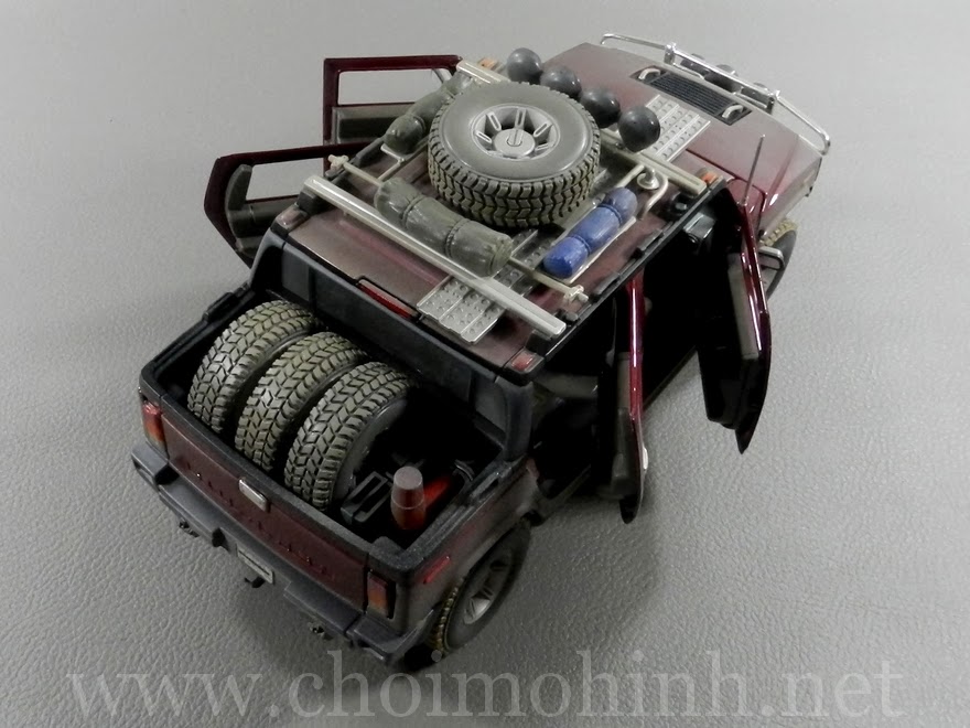 Hummer H2 SUT Concept Off-Road 1:18 Maisto up