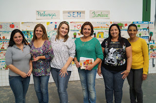  A diretora Ivete Sueli e sua equipe comemoram a vinda do projeto para a Escola Francisco Maria Dállia