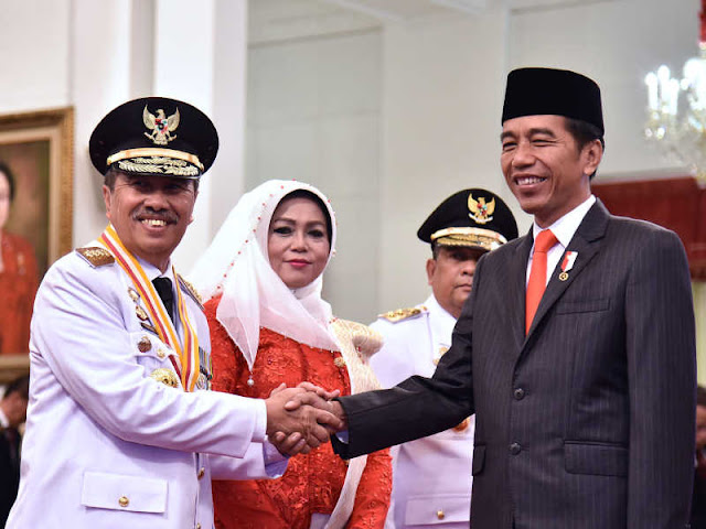 Jokowi Lantik Syamsuar dan Edy Nasution Pimpin Riau