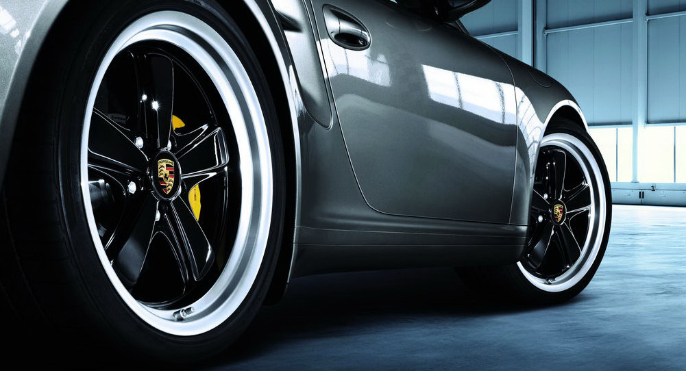  the eyecatching 19inch Sport Classic alloy wheels that mimic the look 