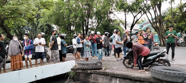 Sesosok mayat ditemukan di atas sebuah motor