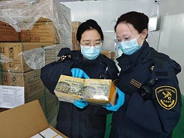 Aduana de Yinchuan verificando productos