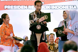 Beri Bansos PKH do Depok, Jokowi Kenang Saat Rumahnya Digusur