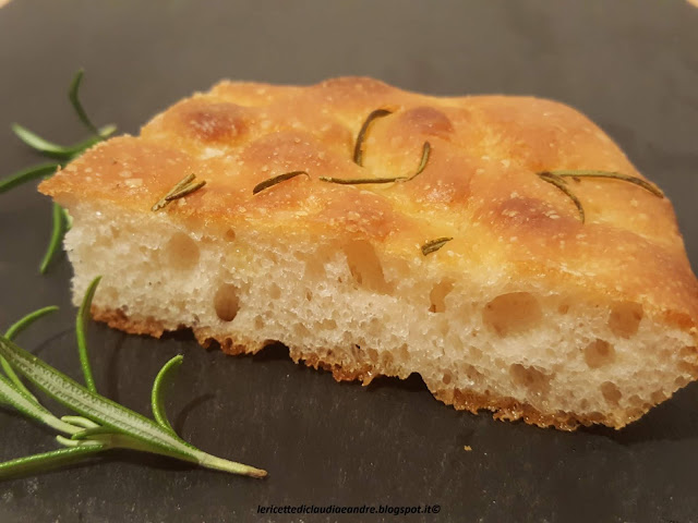 Focaccia morbida al rosmarino