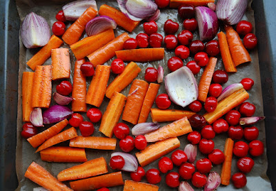 cerises, oignons rouges, ail et carotte rotis au four