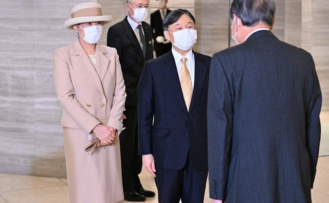 Empress Masako wore a cream wool blazer and skirt suit. Beige leather pumps. Pearl diamond earrings, pearls necklace