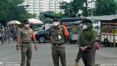 Satpol-pp Kota Administrasi Jakarta Barat Gelar Oprasi Penertiban Masker, Demi Menekan Angka Penularan Covid-19...