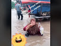  Heboh! Demi konten, emak-emak ini rela makan beginian di genangan air banjir