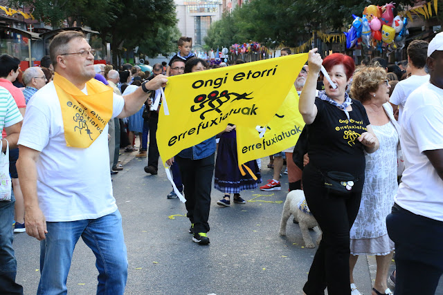 Reivindicación prorrefugiados durante la bajada de fiestas de Barakaldo en 2017