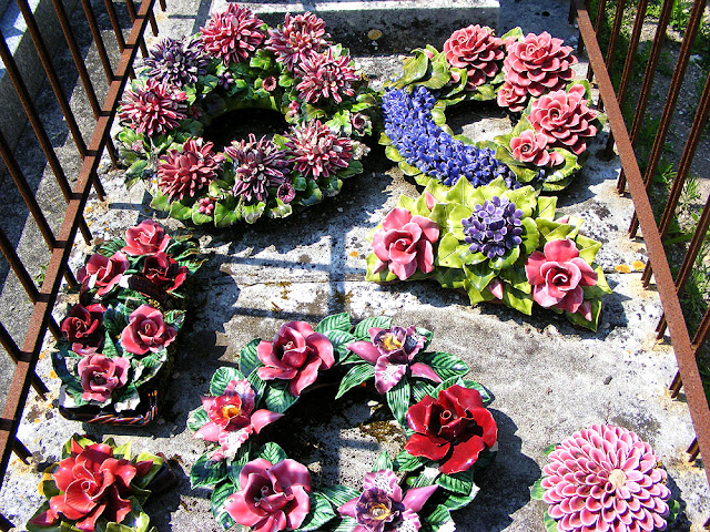 A grave in Moeze cemetery, Charente-Maritime, France. Photo by Loire Valley Time Travel.