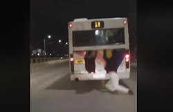  Ένα απίστευτο περιστατικό σημειώθηκε σε λεωφορείο του ΟΑΣΘ.  Όπως φαίνεται σε σχετικό βίντεο, δύο νεαροί, επέλεξαν έναν διαφορετικό και συν...