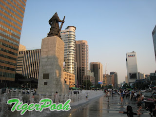 韓国の英雄・李舜臣の像