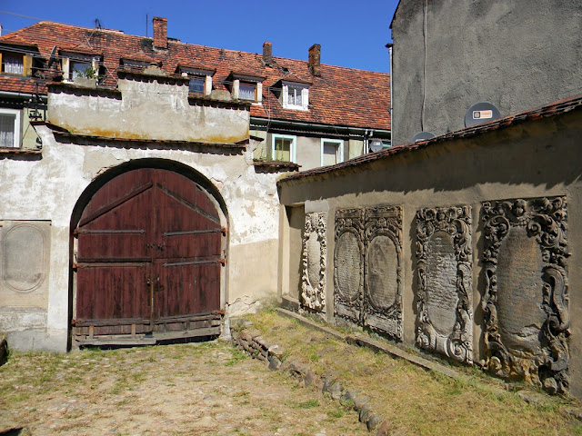 brama drewniana, lapidarium w Kożuchowie