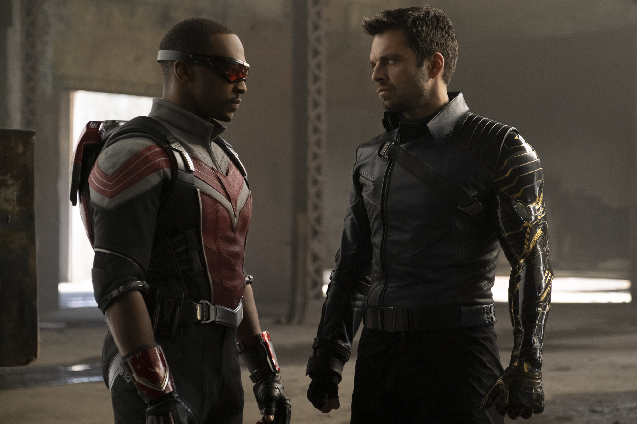 Sam y Bucky como Falcon y Winter Soldier en Disney+