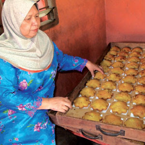 YANG HALAL ITU FARDHU, YANG LAZAT ITU PERLU: KUIH BAKAR 