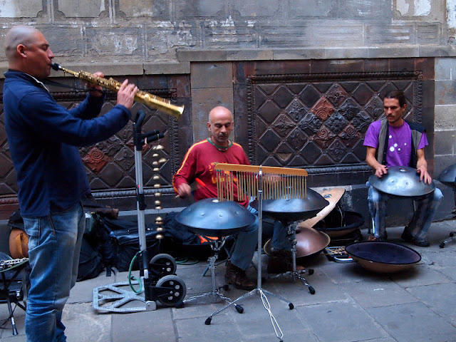 street music barcelona hangs