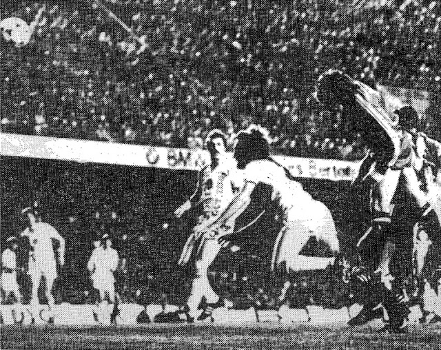 Satrústegui remata de cabeza una falta sacada por Zamora y marca el primer gol. SELECCIÓN DE ESPAÑA 2 SELECCIÓN DE BÉLGICA 0. 16/12/1981. Partido internacional amistoso. Valencia, España, estadio Luis Casanova. GOLES: 1-0: 7’, Satrústegui. 2-0: 87’, Satrústegui.